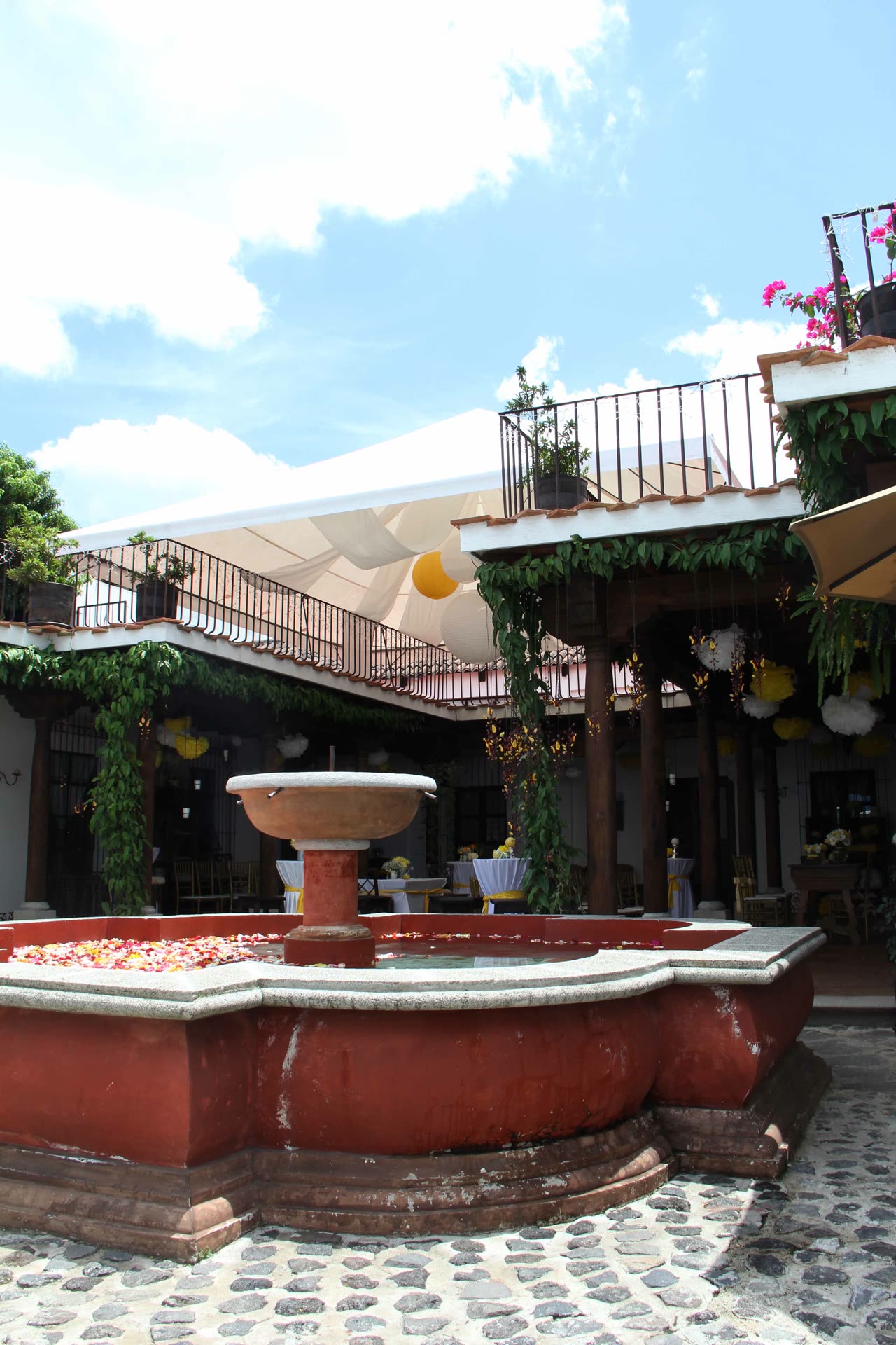 Patio decorado con faroles