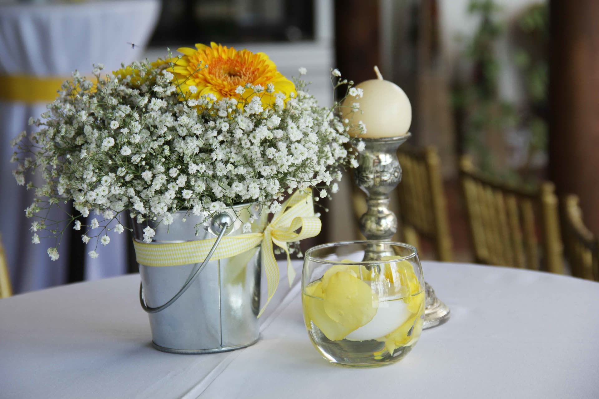 Centro de mesa con velas y flores