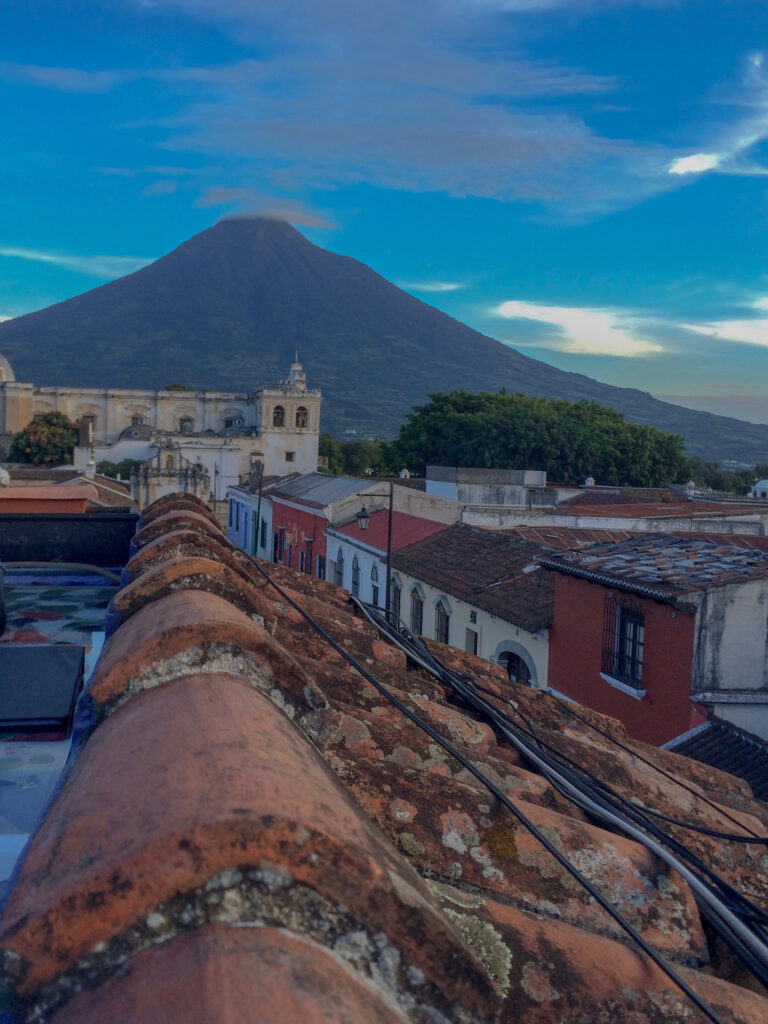 Vista de Antigua Guatemala y el Volcán de Agua desde una azotea al atardecer
