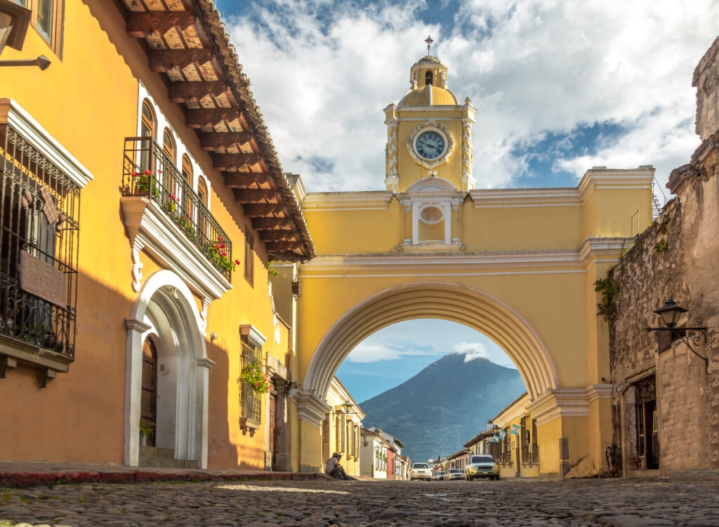 Arco de Santa Catalina en Antigua Guatemala con el Volcán de Agua al fondo