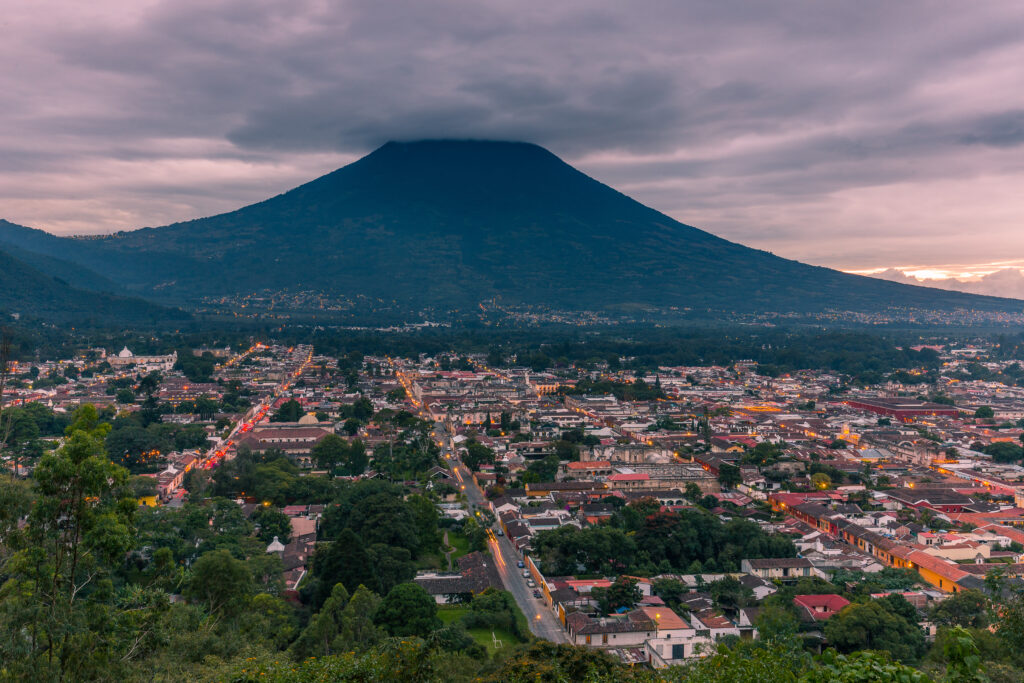 Vista de Antigua Guatemala y el Volcán de Agua desde el Cerro de la Cruz al atardecer